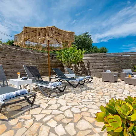 Bettie Sea Views & Sunrise 3br W Pool & Privacy *