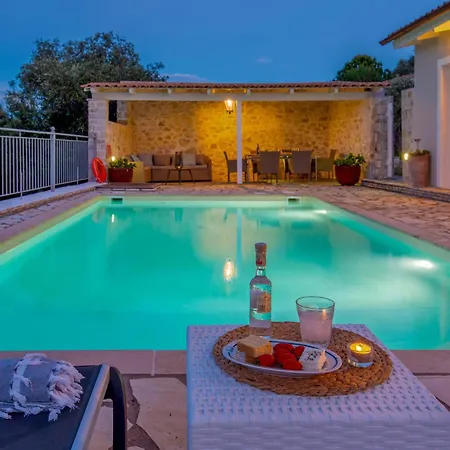 Bettie Sea Views & Sunrise 3br W Pool & Privacy Vila